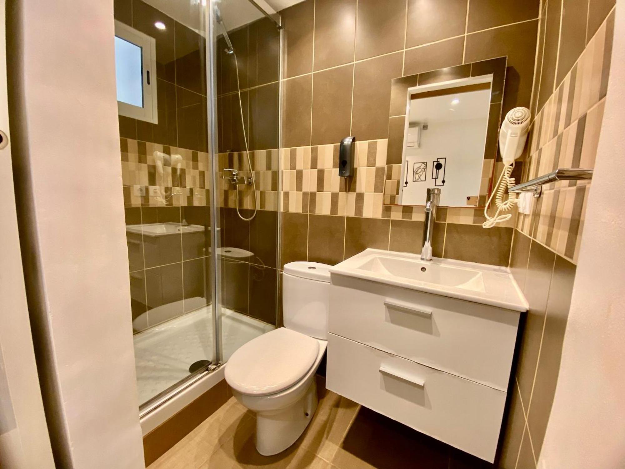 Suites Nuevas Con Bano Privado Frente Al Metro St Mwc Barcelona-Fira L'Hospitalet de Llobregat Exteriér fotografie