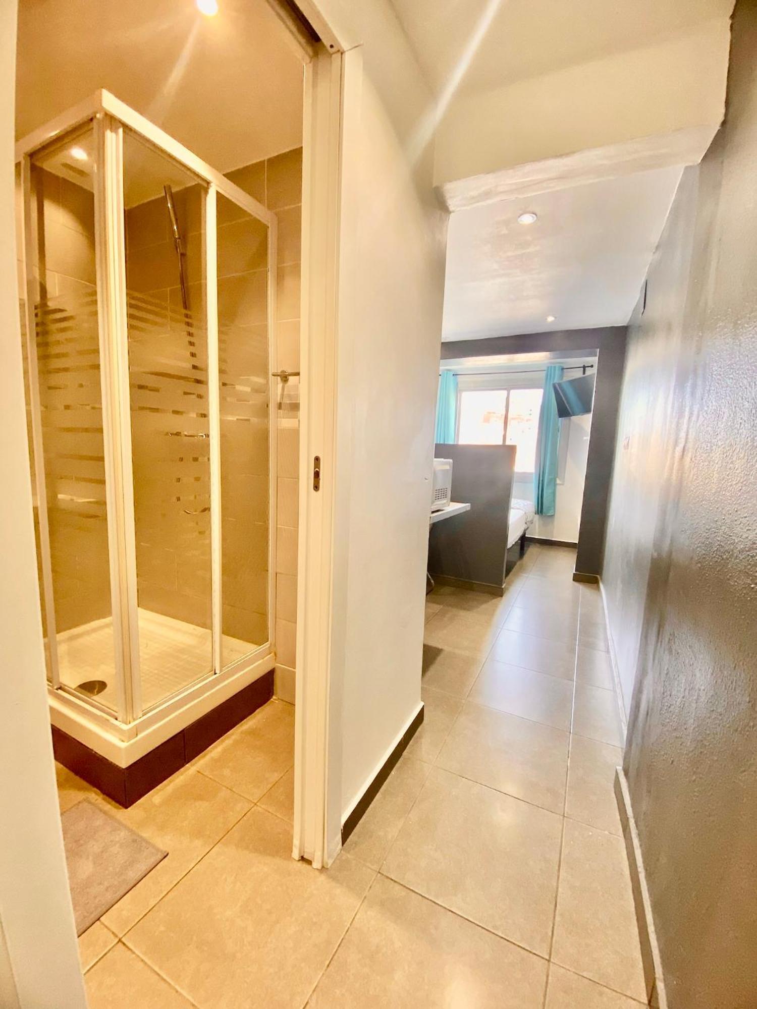 Suites Nuevas Con Bano Privado Frente Al Metro St Mwc Barcelona-Fira L'Hospitalet de Llobregat Exteriér fotografie