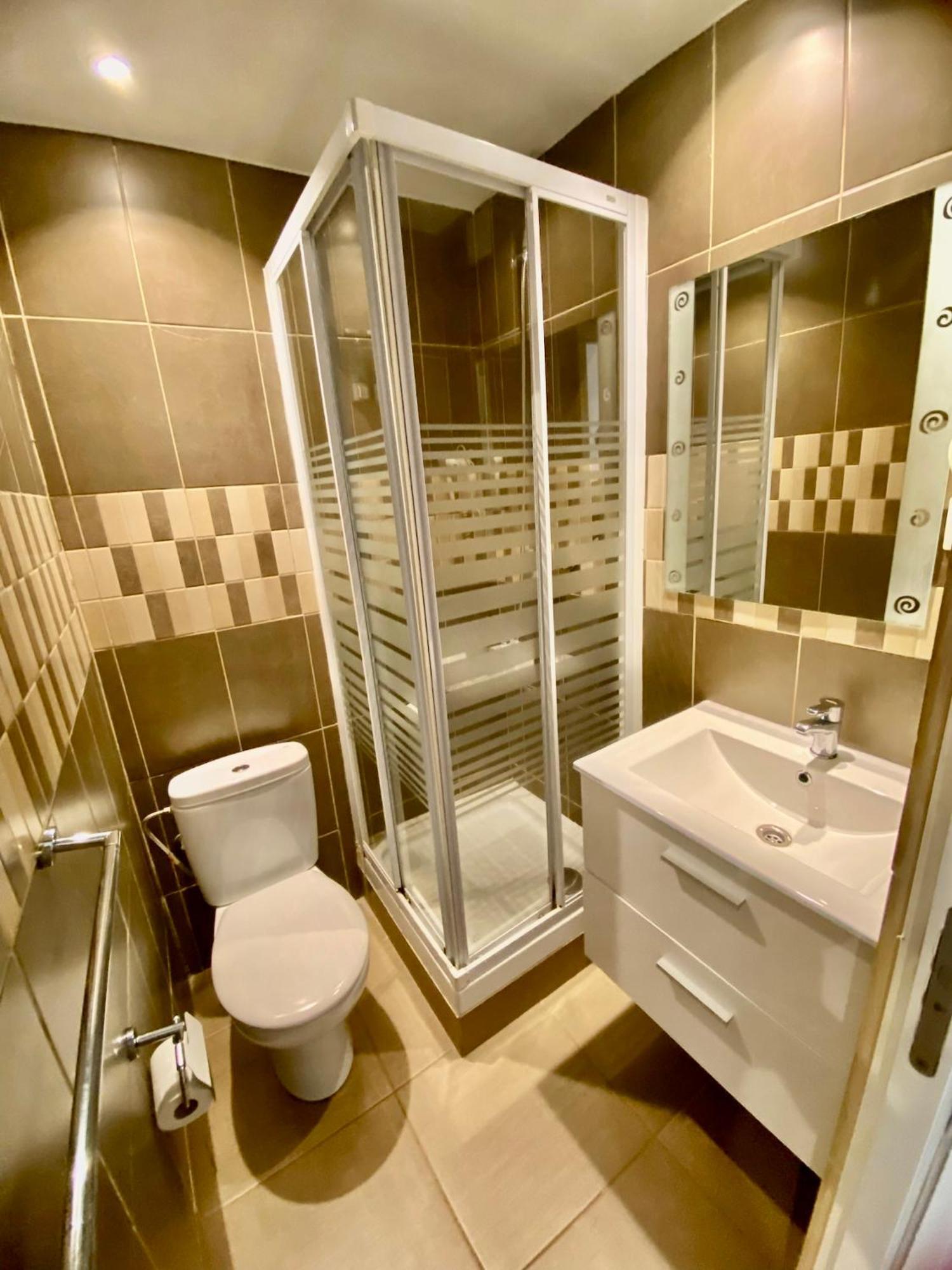 Suites Nuevas Con Bano Privado Frente Al Metro St Mwc Barcelona-Fira L'Hospitalet de Llobregat Exteriér fotografie