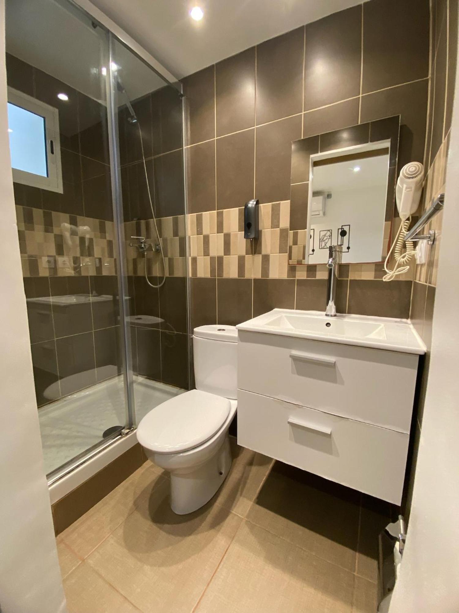 Suites Nuevas Con Bano Privado Frente Al Metro St Mwc Barcelona-Fira L'Hospitalet de Llobregat Exteriér fotografie